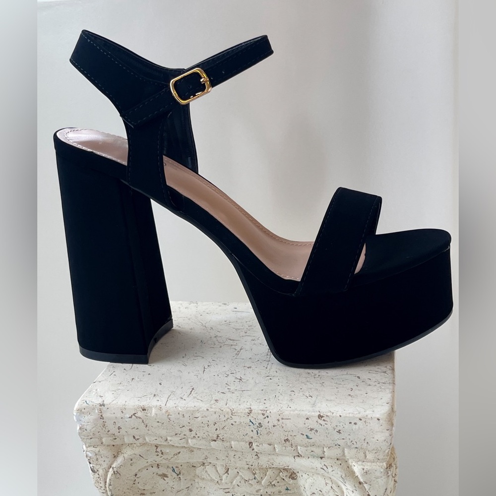 Elegant Black Platform Heels - Picture 2 of 3
